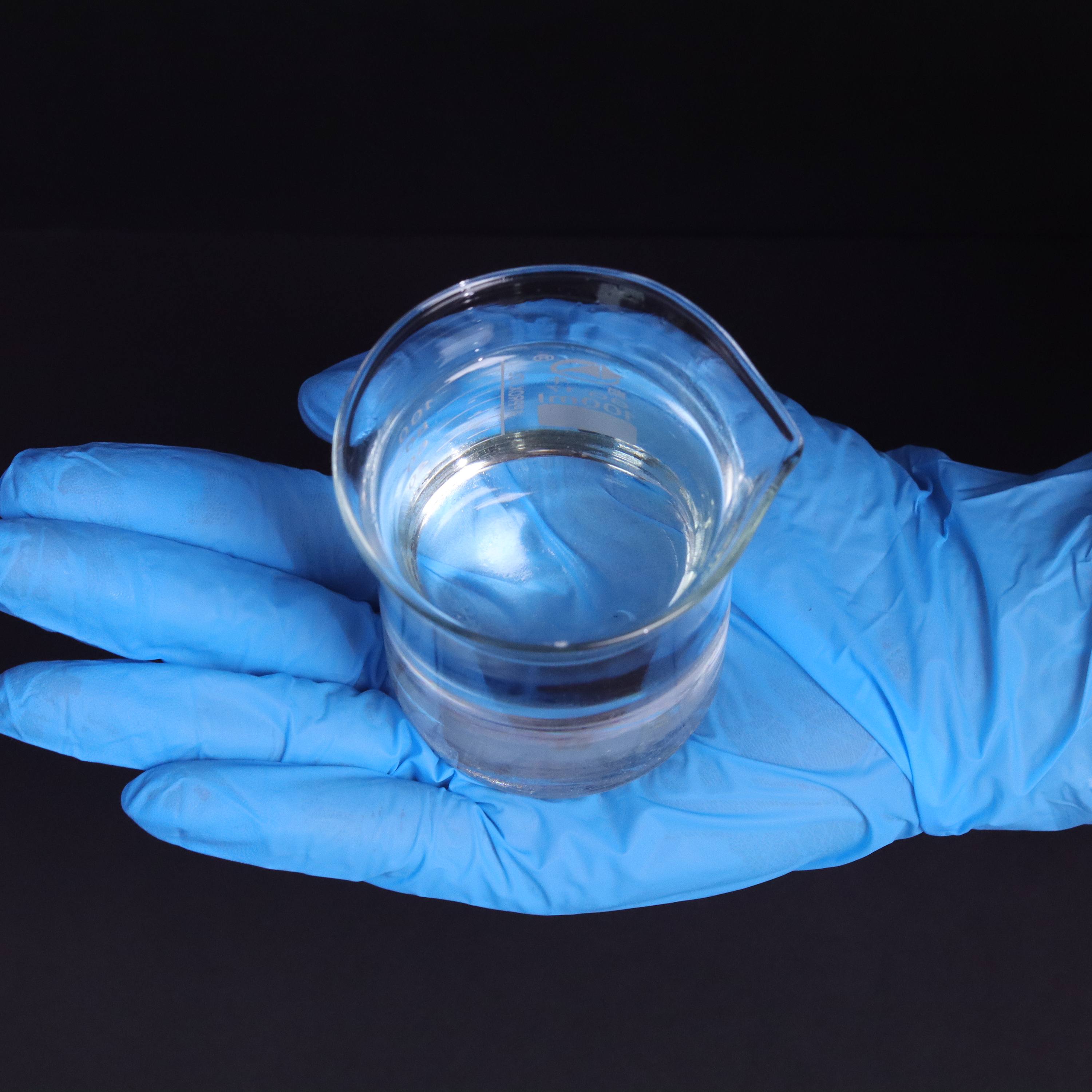 একটি কাঁচের বীকারে রাখা Sorbitol 70% দ্রবণের সরবরাহকারীর চিত্র।